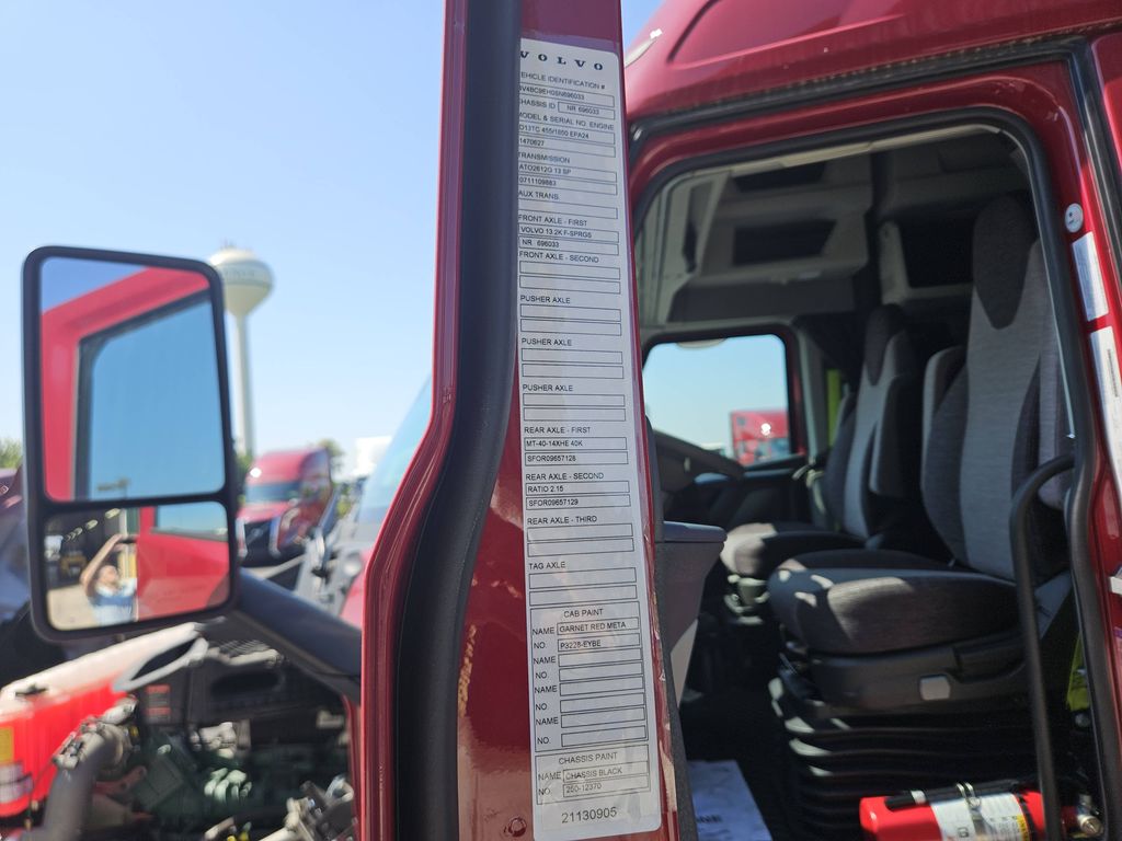 Slide images of 2025 VOLVO VNL64T860