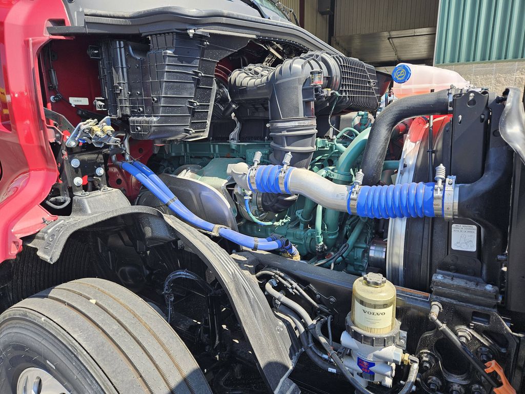 Slide images of 2025 VOLVO VNL64T860