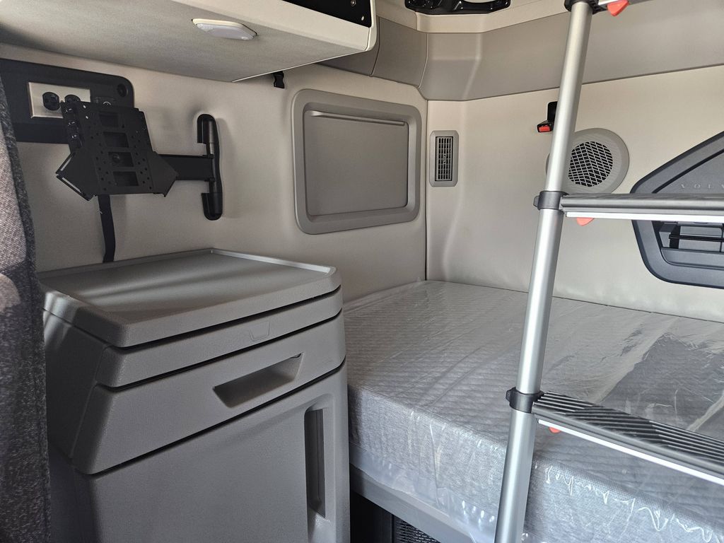 Slide images of 2025 VOLVO VNL64T860