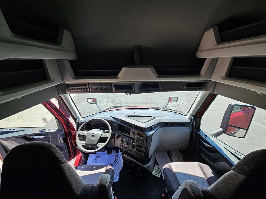 Slide images of 2025 VOLVO VNL64T860