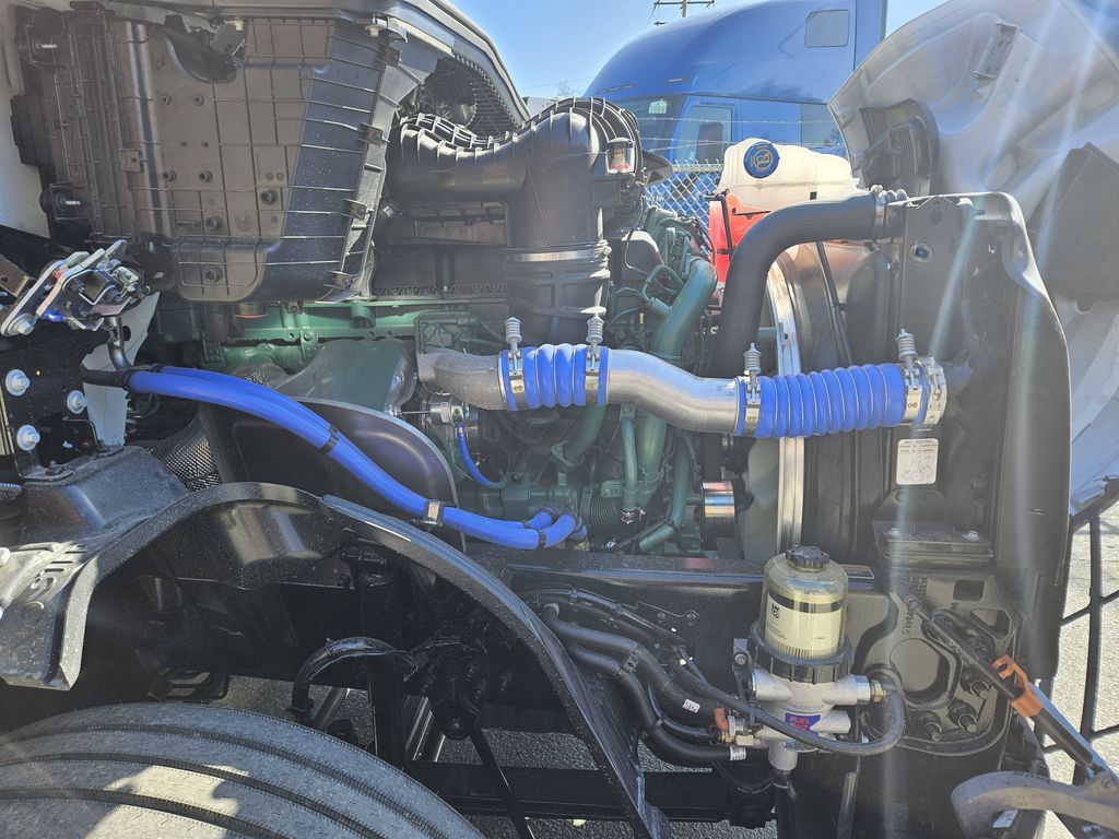 Slide images of 2025 VOLVO VNL64T860