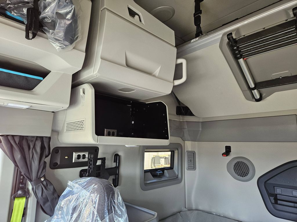 Slide images of 2025 VOLVO VNL64T860