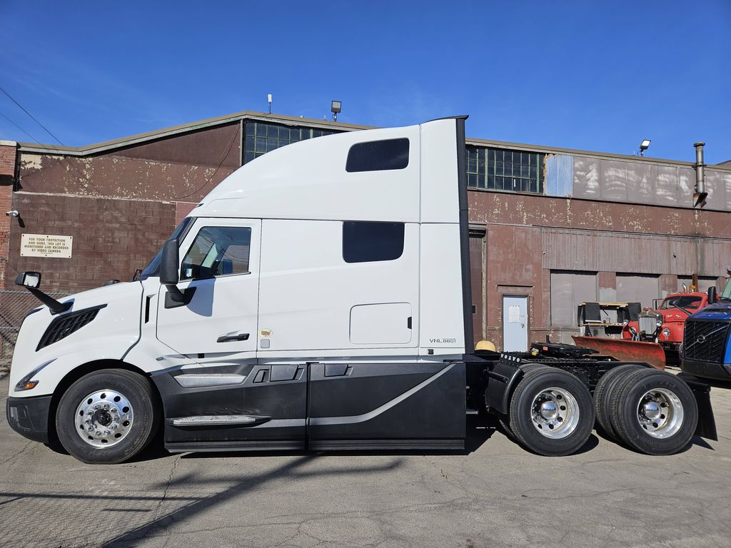 Slide images of 2025 VOLVO VNL64T860