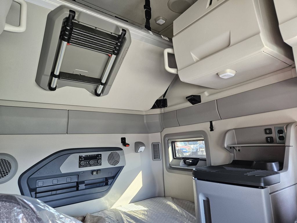Slide images of 2025 VOLVO VNL64T860