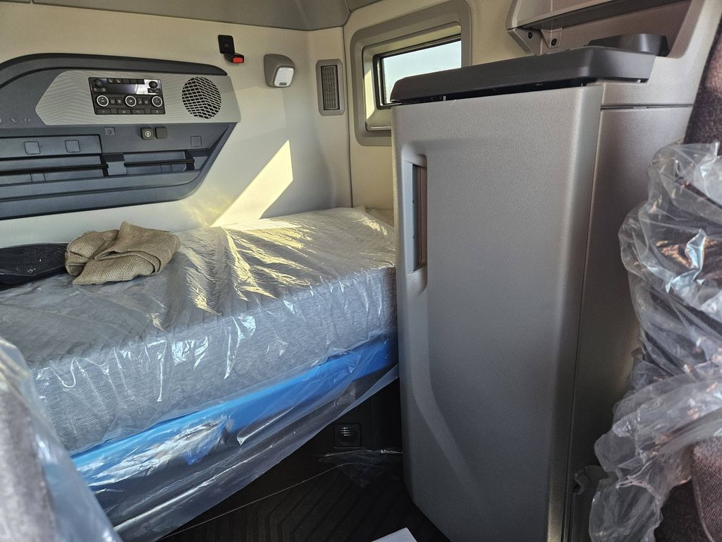 Slide images of 2025 VOLVO VNL64T860