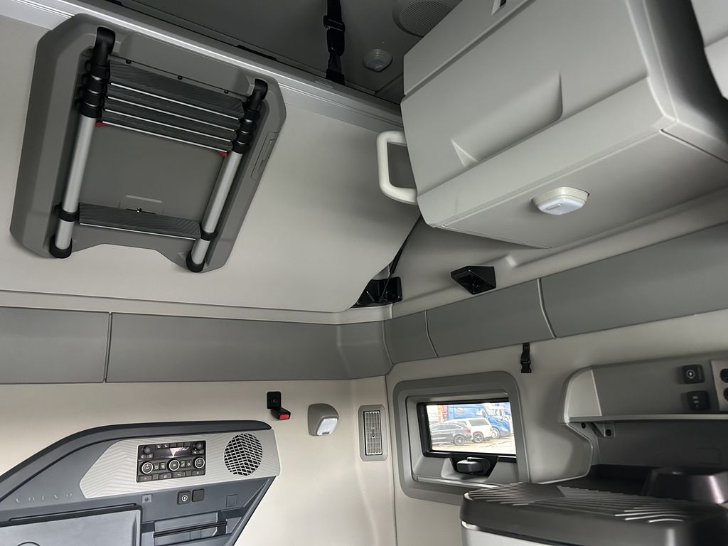 Slide images of 2025 VOLVO VNL64T860