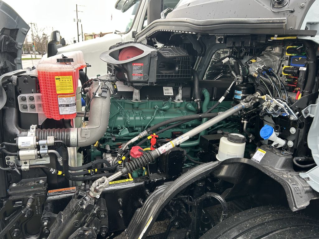 Slide images of 2025 VOLVO VNL64T860