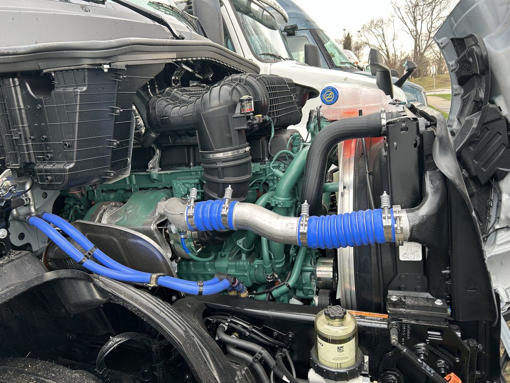 Slide images of 2025 VOLVO VNL64T860