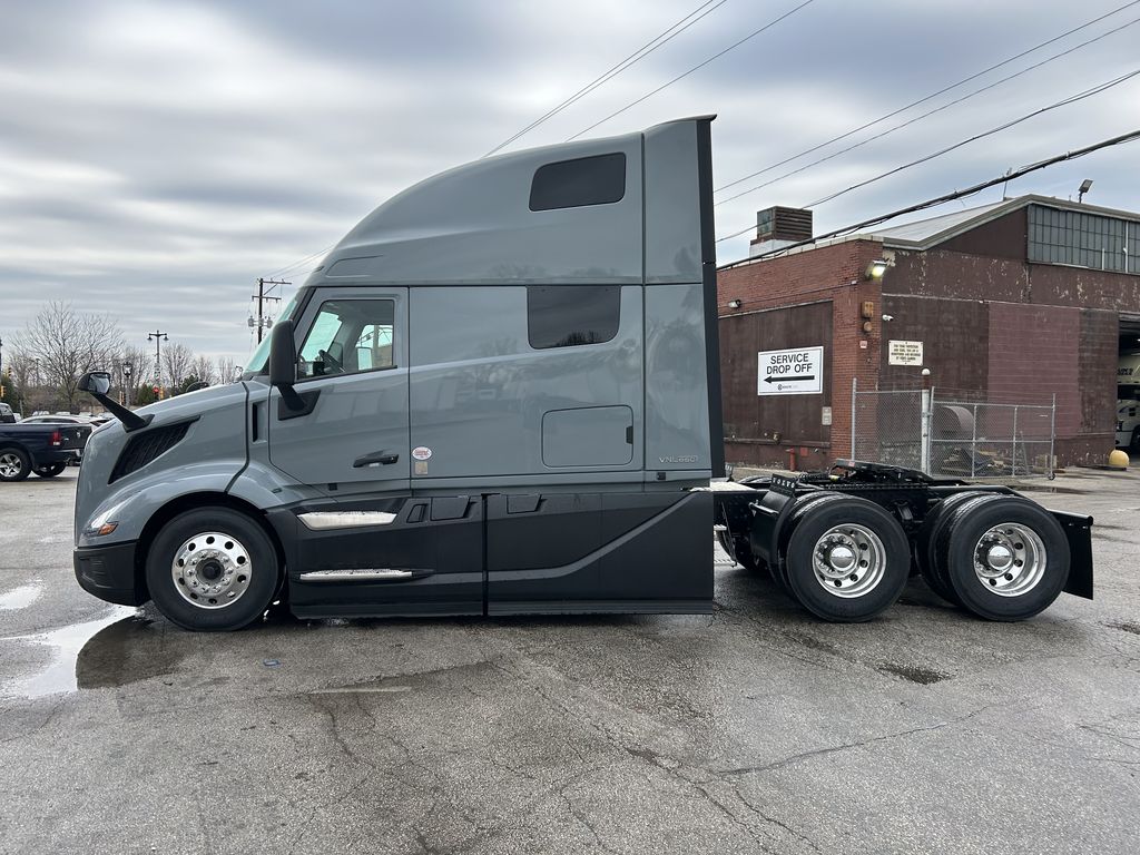 Slide images of 2025 VOLVO VNL64T860