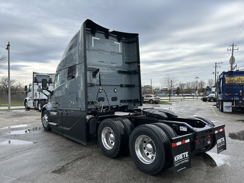 Slide images of 2025 VOLVO VNL64T860