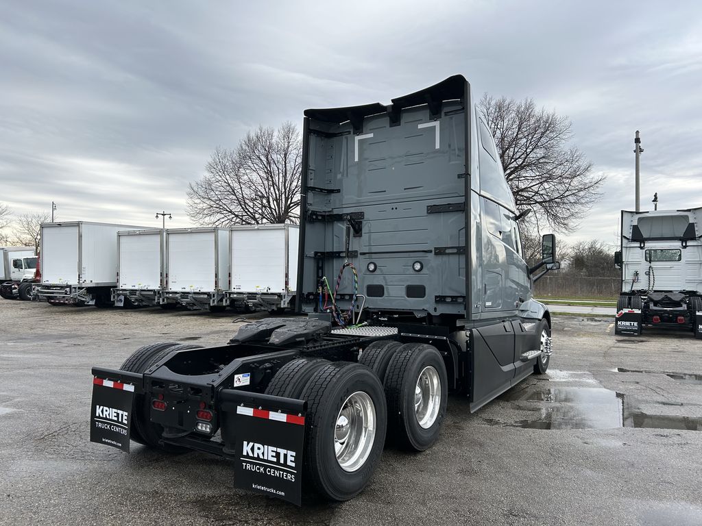 Slide images of 2025 VOLVO VNL64T860