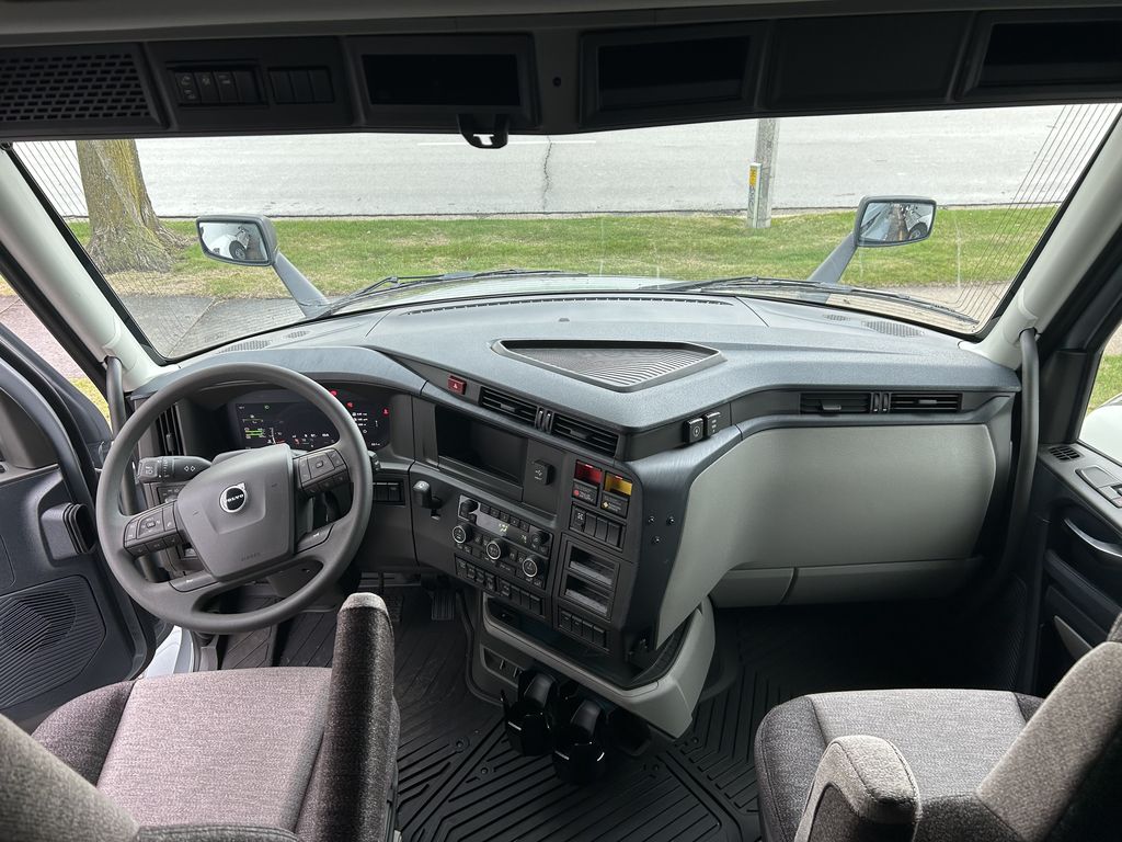 Slide images of 2025 VOLVO VNL64T860