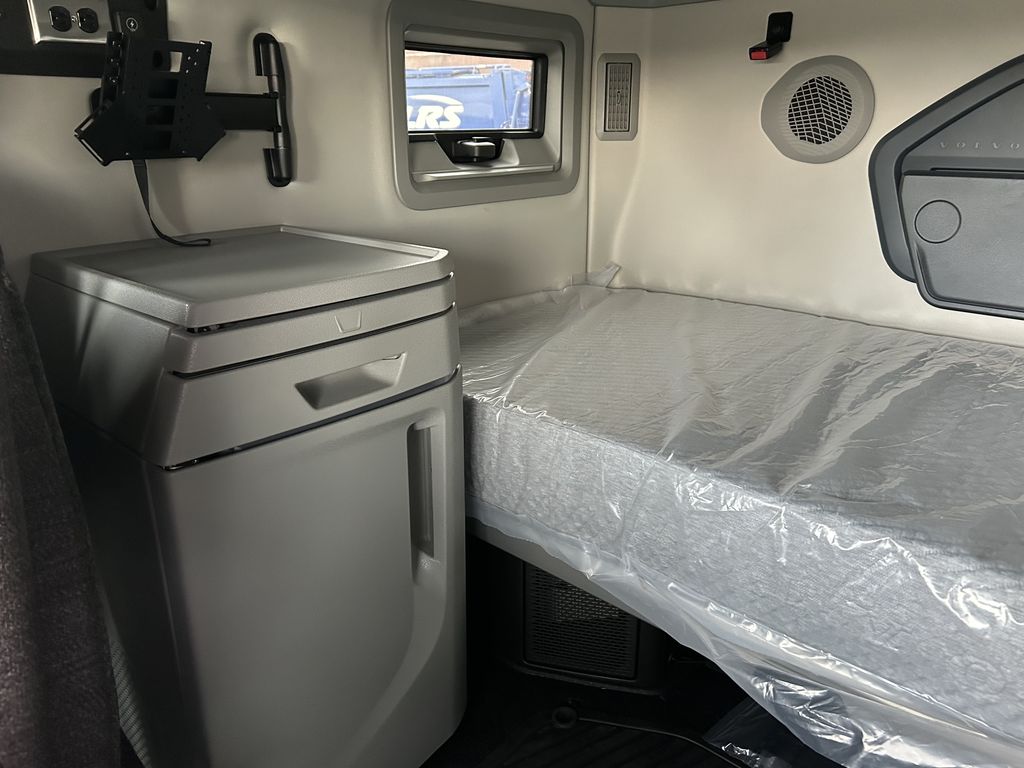 Slide images of 2025 VOLVO VNL64T860