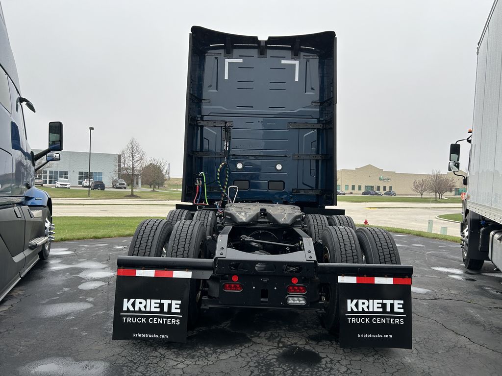 Slide images of 2025 VOLVO VNL64T860