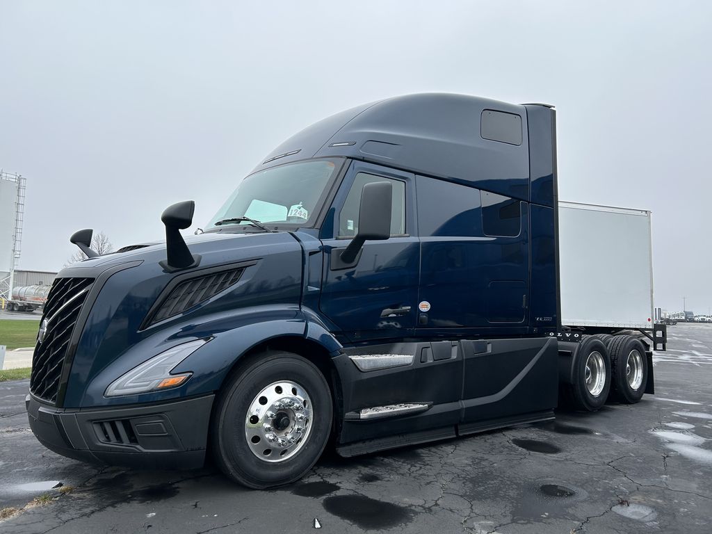 Slide images of 2025 VOLVO VNL64T860