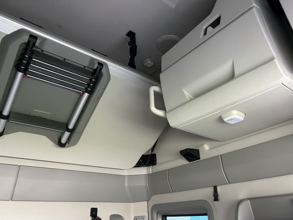 Slide images of 2025 VOLVO VNL64T860