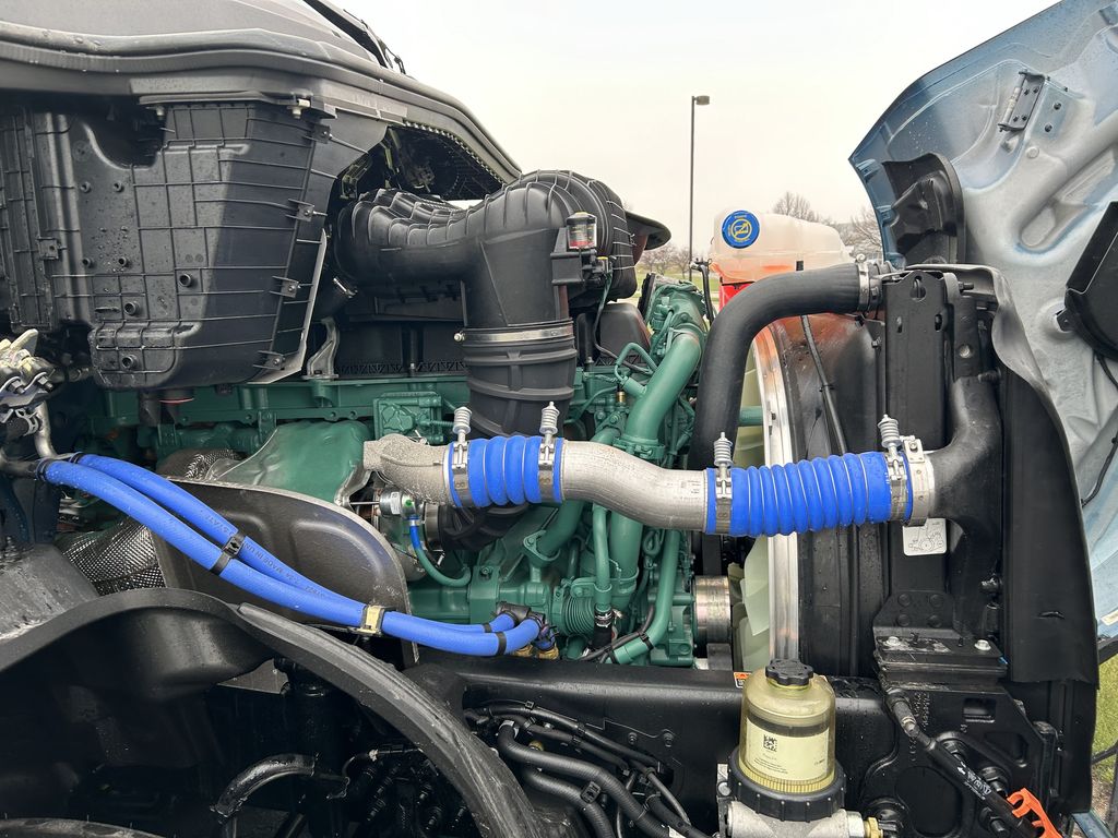 Slide images of 2025 VOLVO VNL64T860
