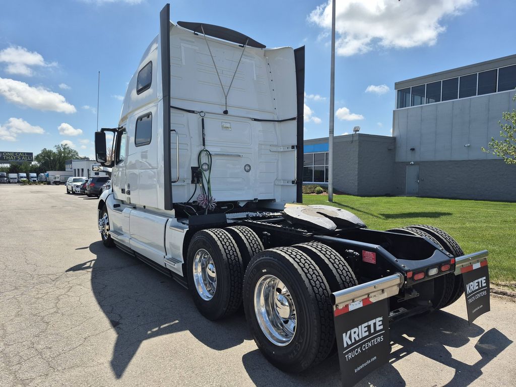 Slide images of 2023 VOLVO VNL64T860