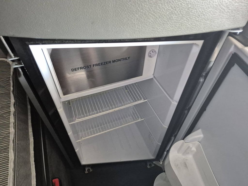 Slide images of 2023 VOLVO VNL64T860