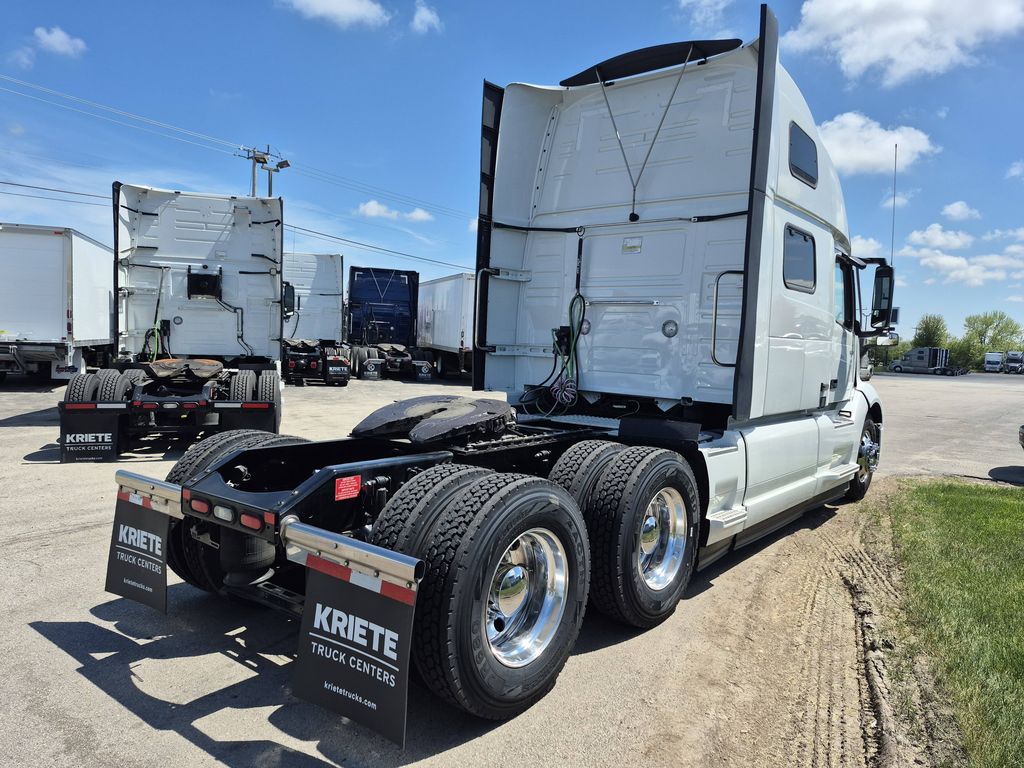 Slide images of 2023 VOLVO VNL64T860