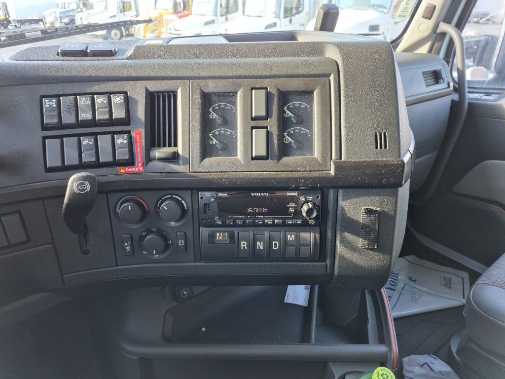 Slide images of 2023 VOLVO VNL64T860