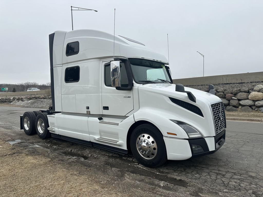 Slide images of 2023 VOLVO VNL64T860