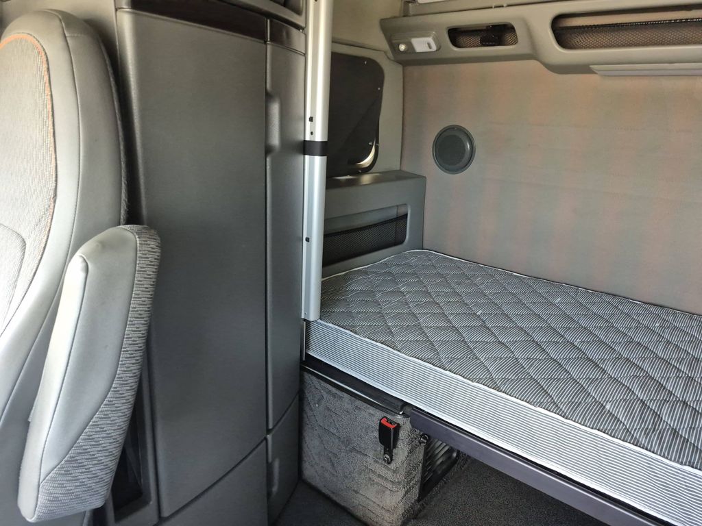 Slide images of 2023 VOLVO VNL64T860