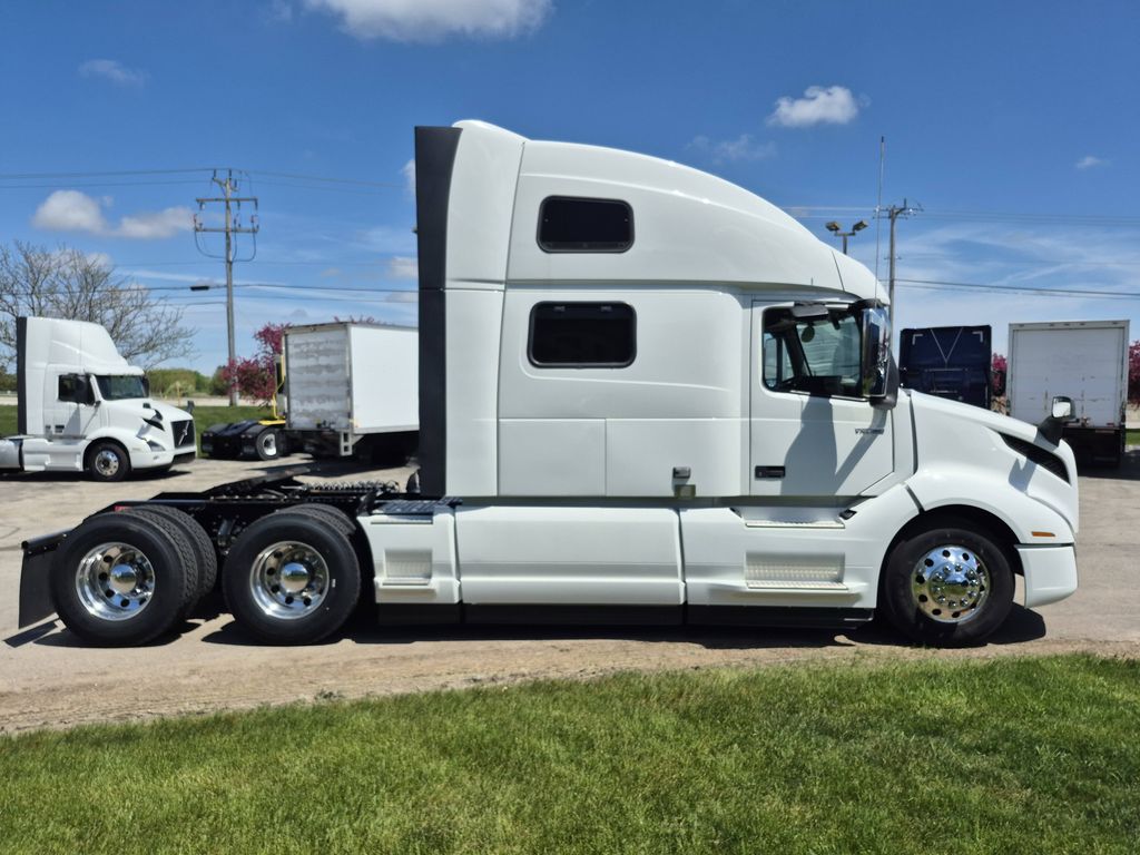 Slide images of 2023 VOLVO VNL64T860