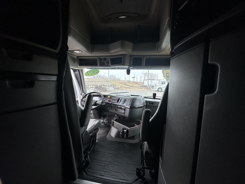 Slide images of 2023 VOLVO VNL64T860