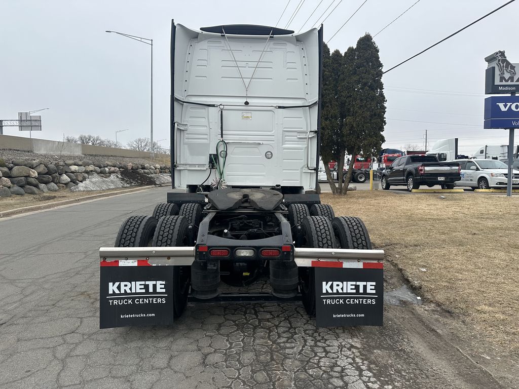 Slide images of 2023 VOLVO VNL64T860