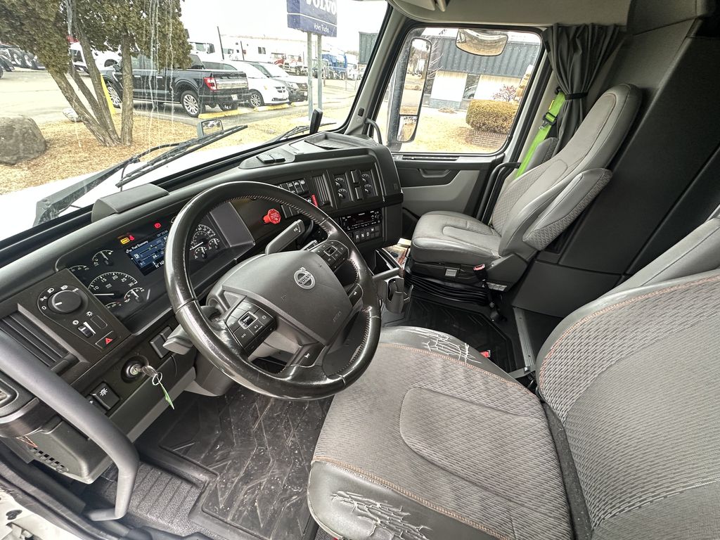 Slide images of 2023 VOLVO VNL64T860