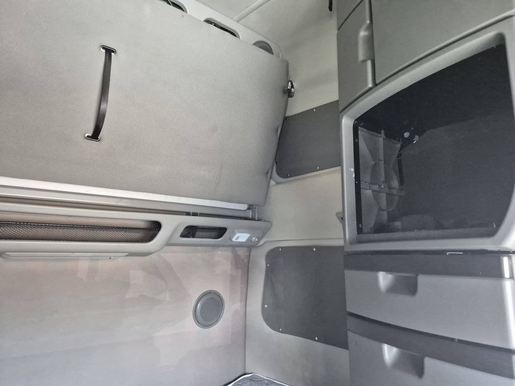 Slide images of 2023 VOLVO VNL64T860