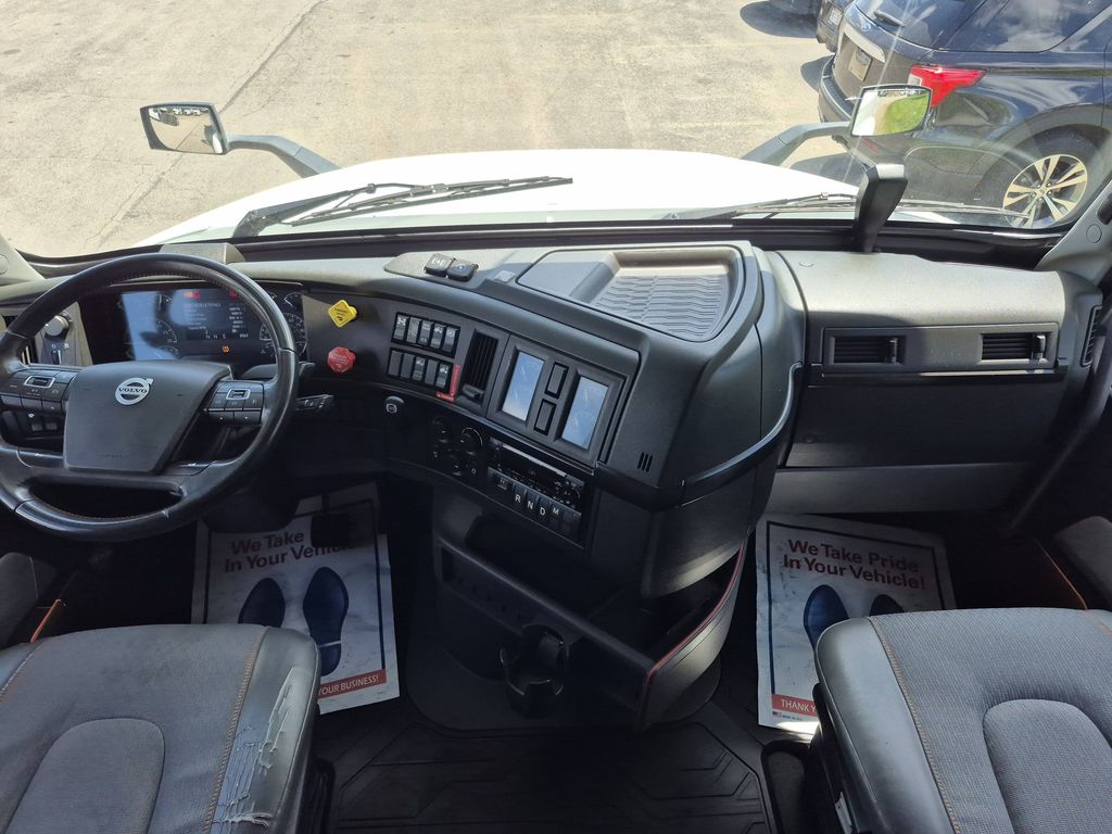 Slide images of 2023 VOLVO VNL64T860
