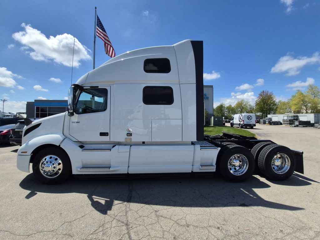Slide images of 2023 VOLVO VNL64T860