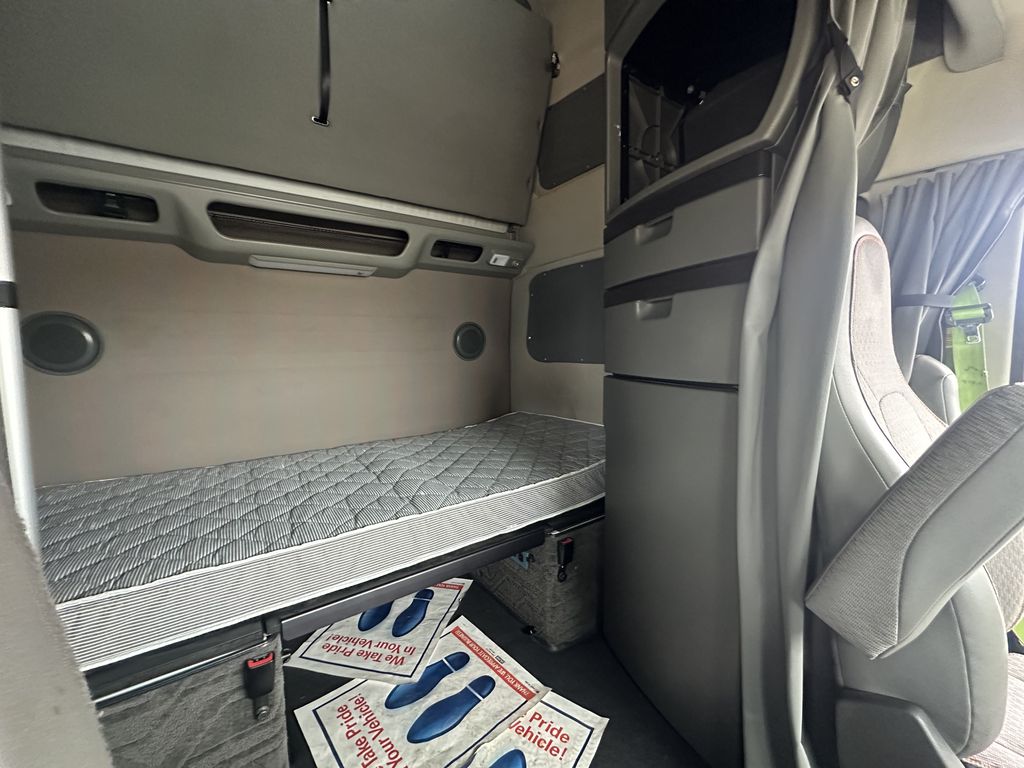 Slide images of 2023 VOLVO VNL64T860