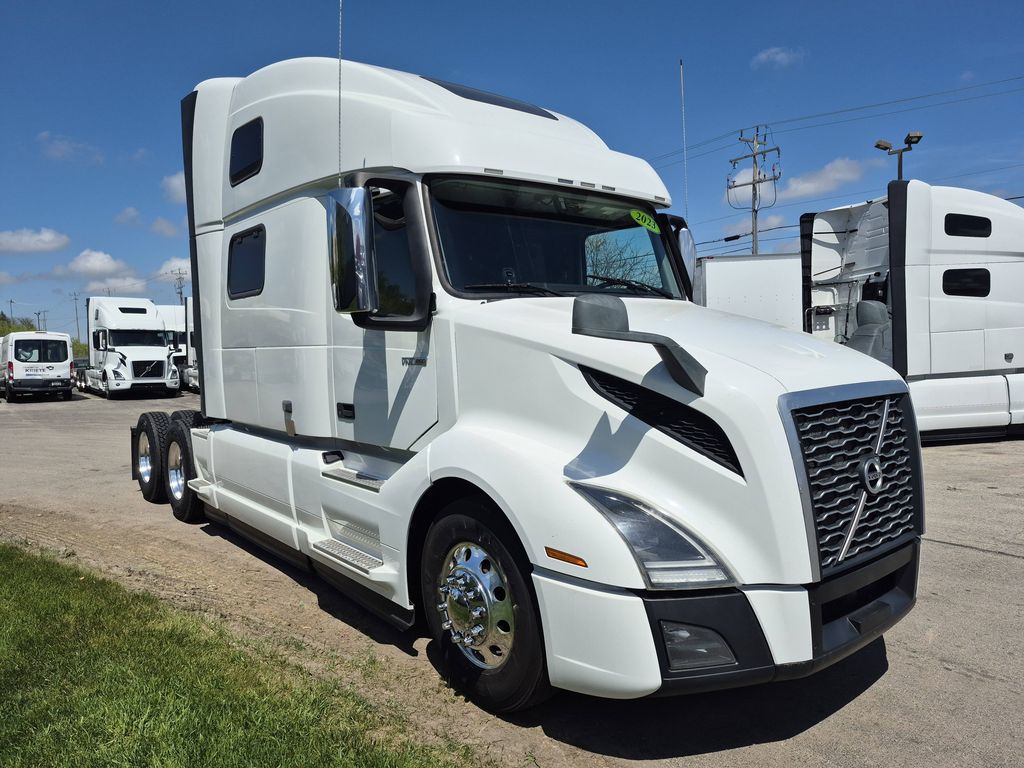Slide images of 2023 VOLVO VNL64T860
