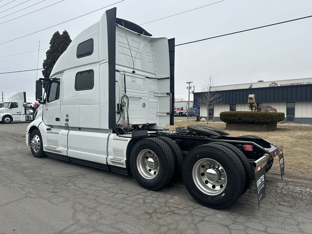 Slide images of 2023 VOLVO VNL64T860