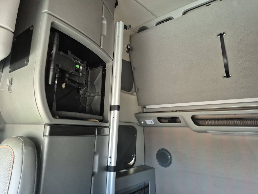 Slide images of 2023 VOLVO VNL64T860