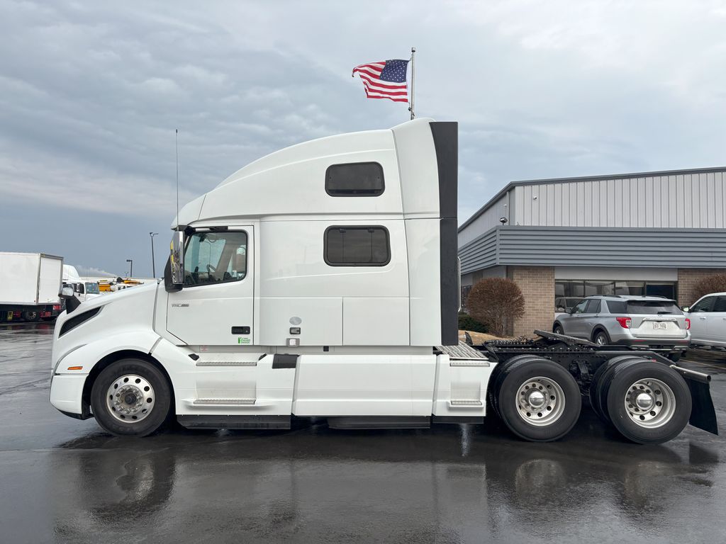 Slide images of 2023 VOLVO VNL64T860