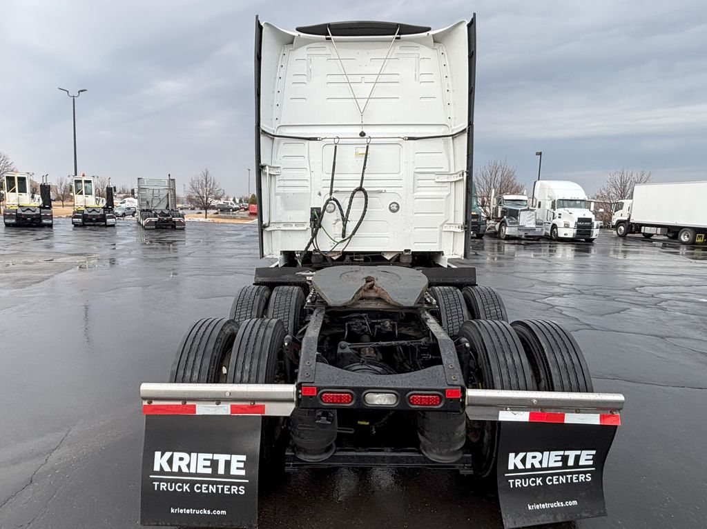Slide images of 2023 VOLVO VNL64T860