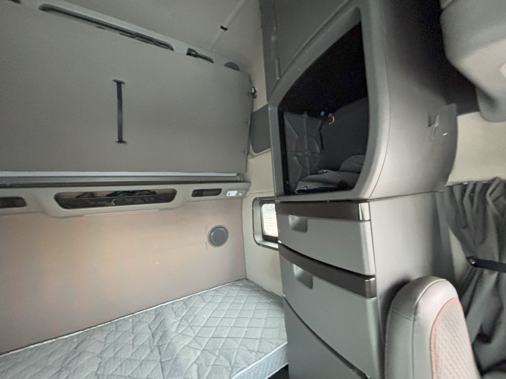 Slide images of 2023 VOLVO VNL64T860