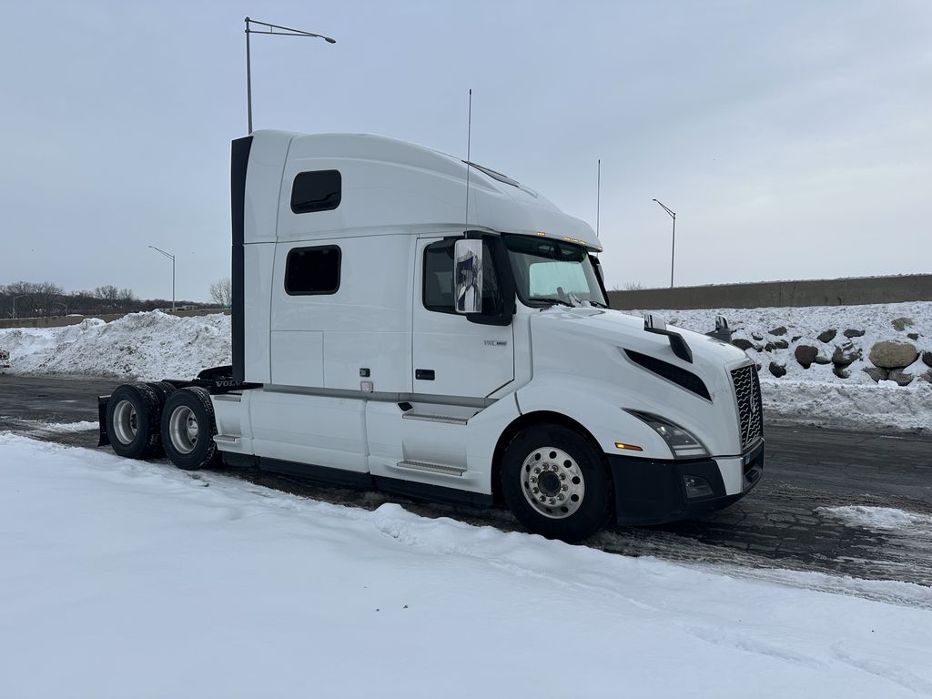 Slide images of 2023 VOLVO VNL64T860