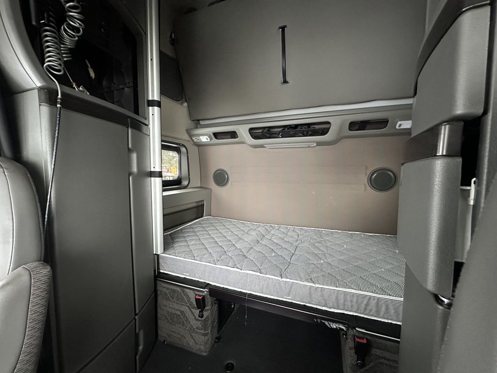 Slide images of 2023 VOLVO VNL64T860