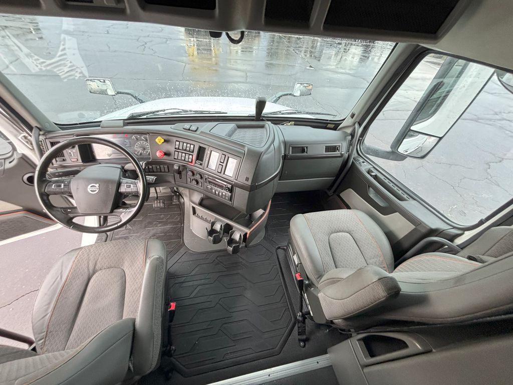 Slide images of 2023 VOLVO VNL64T860