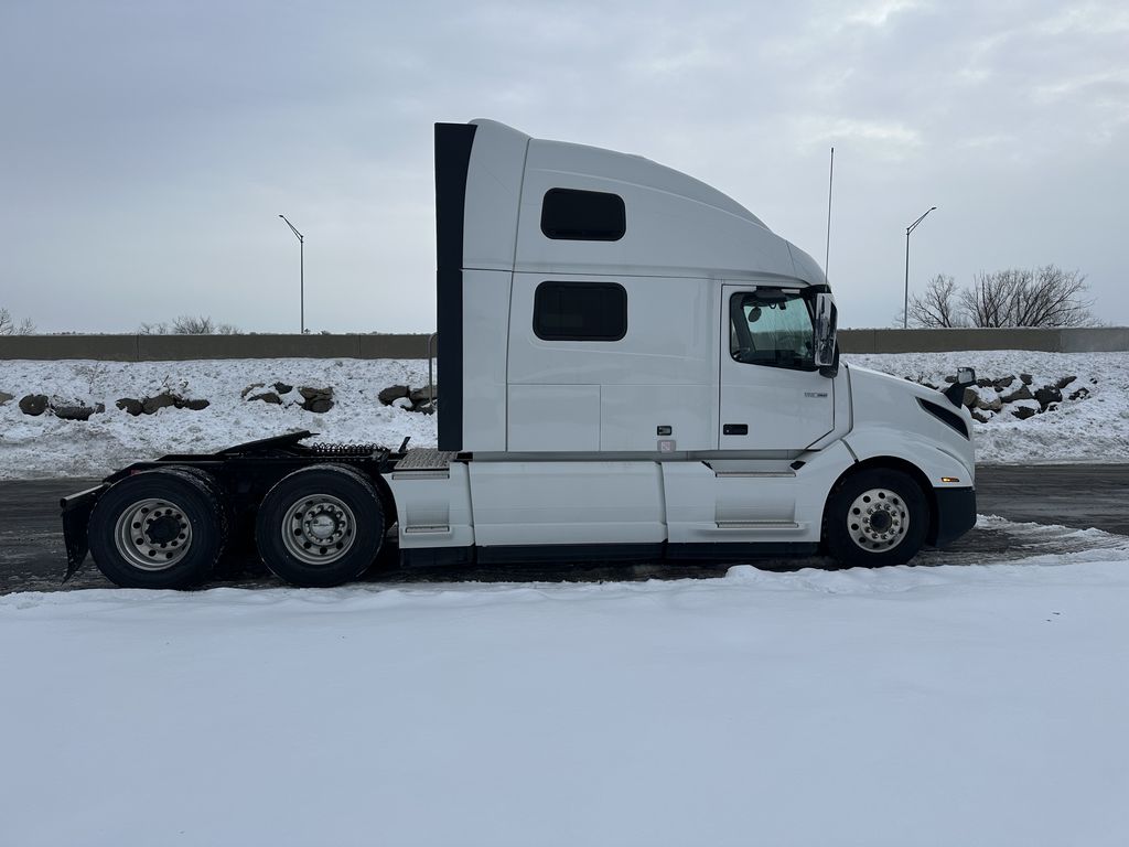 Slide images of 2023 VOLVO VNL64T860