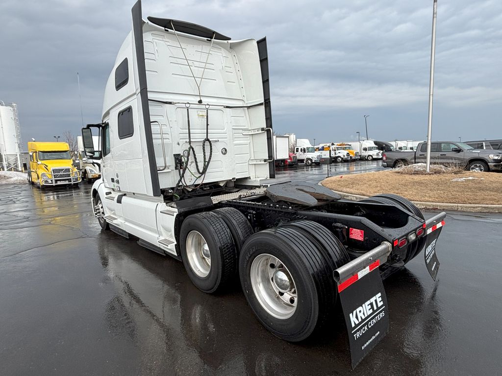 Slide images of 2023 VOLVO VNL64T860