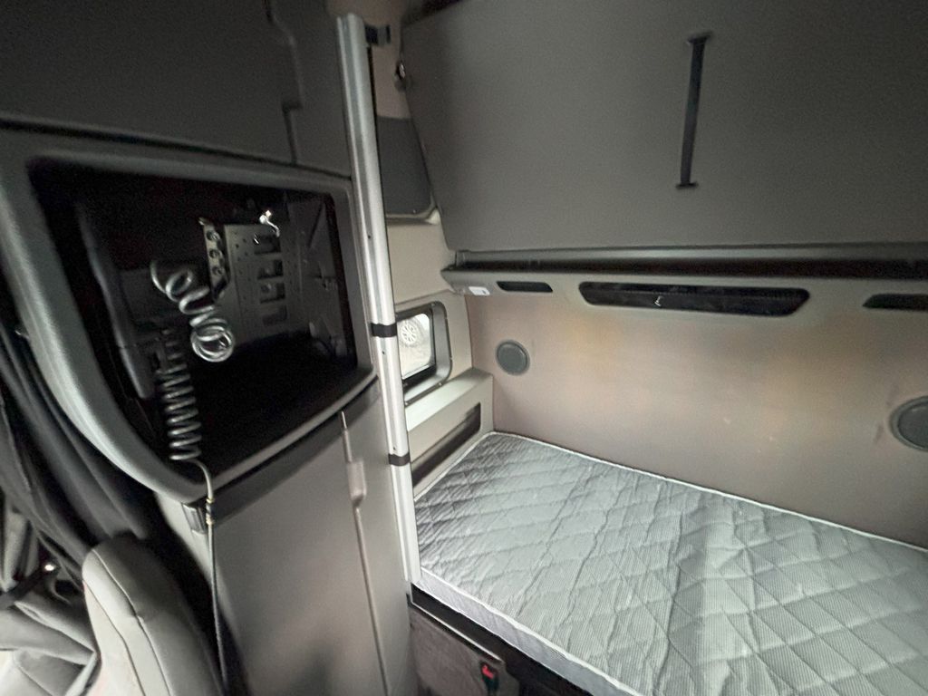 Slide images of 2023 VOLVO VNL64T860