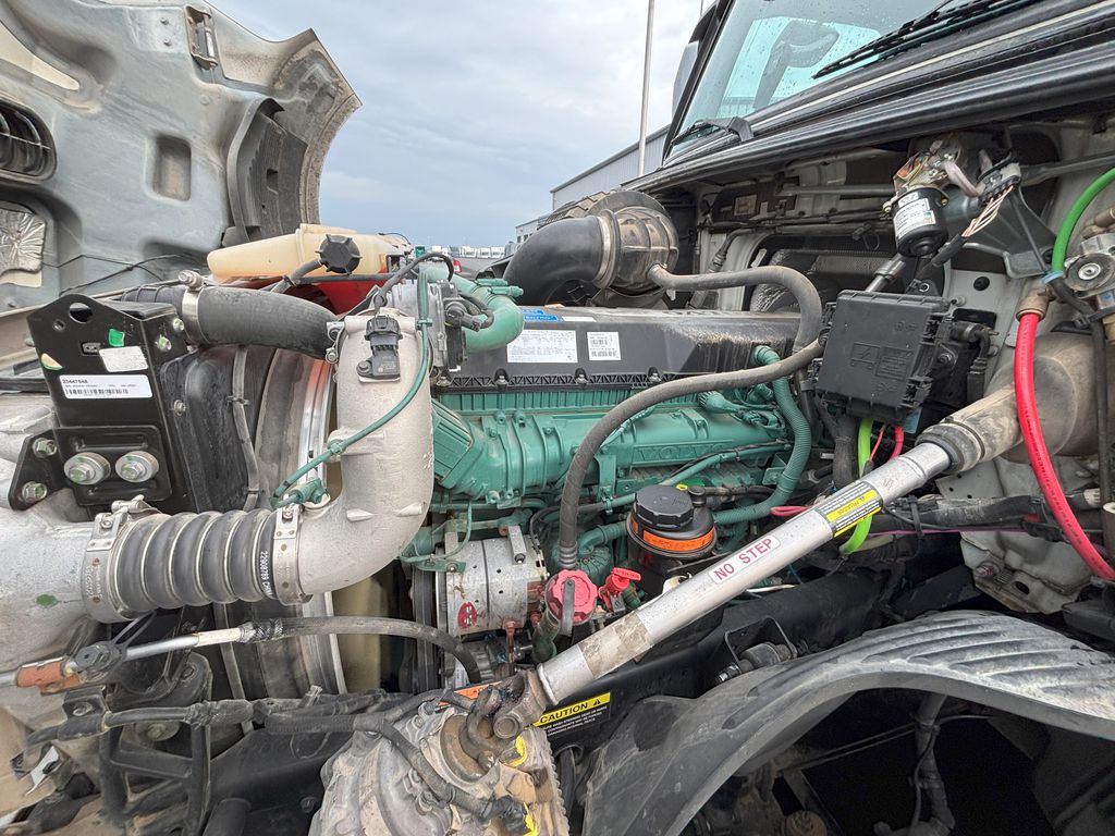 Slide images of 2023 VOLVO VNL64T860