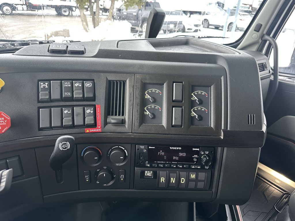 Slide images of 2023 VOLVO VNL64T860