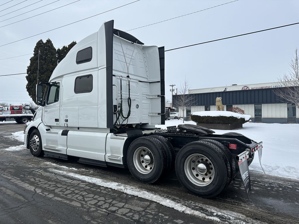 Slide images of 2023 VOLVO VNL64T860